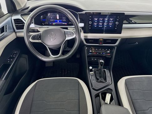 Used 2025 Volkswagen Taos SE image 28