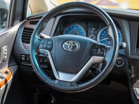 Used 2017 Toyota Sienna Limited Premium FWD image 17