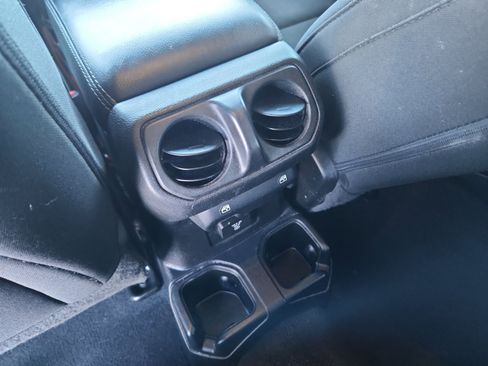 Used 2020 Jeep Wrangler Unlimited Sahara image 33