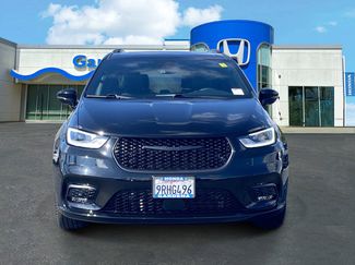 Used 2024 Chrysler Pacifica Limited w/ Uconnect Theater Family Group video 2