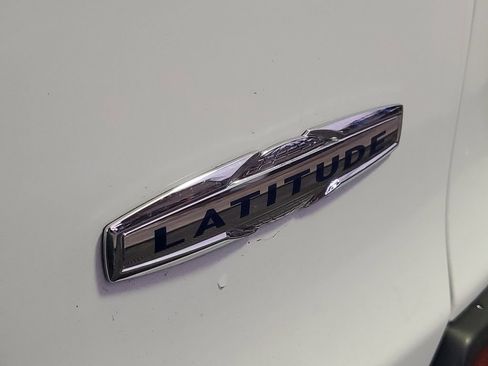 Used 2019 Jeep Cherokee Latitude Plus FWD image 7