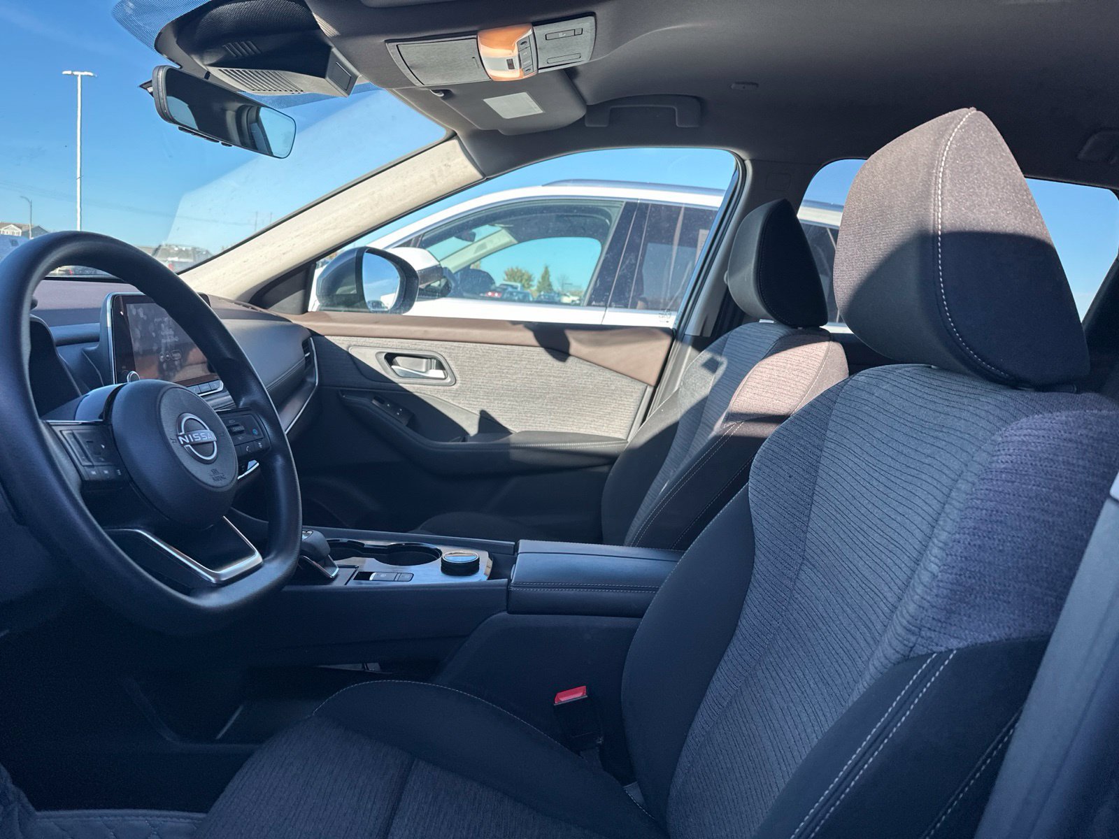 Used 2023 Nissan Rogue SV AWD/4WD image 5
