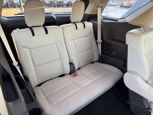 Used 2023 Ford Explorer Platinum w/ Premium Technology Package image 32