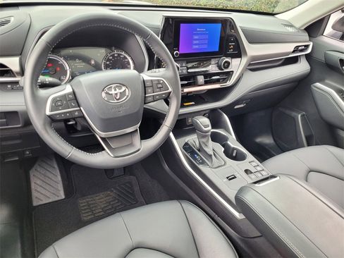 Certified 2025 Toyota Highlander XLE image 7