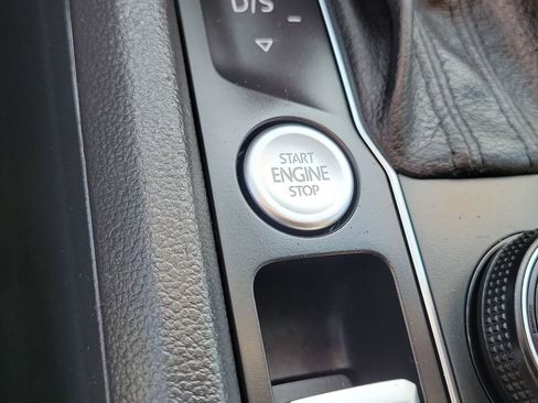 Used 2020 Volkswagen Atlas Cross Sport SE w/ Panoramic Sunroof Package image 16