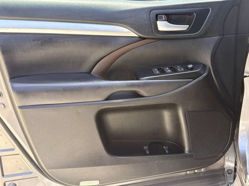 Used 2019 Toyota Highlander XLE FWD image 10