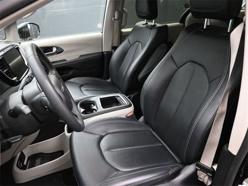 Used 2024 Chrysler Pacifica Touring-L image 13