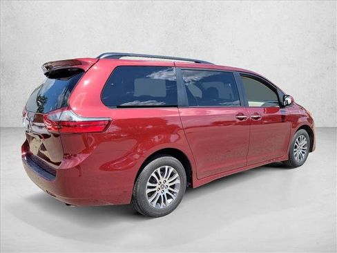 Used 2020 Toyota Sienna XLE w/ XLE Navigation Package FWD image 5