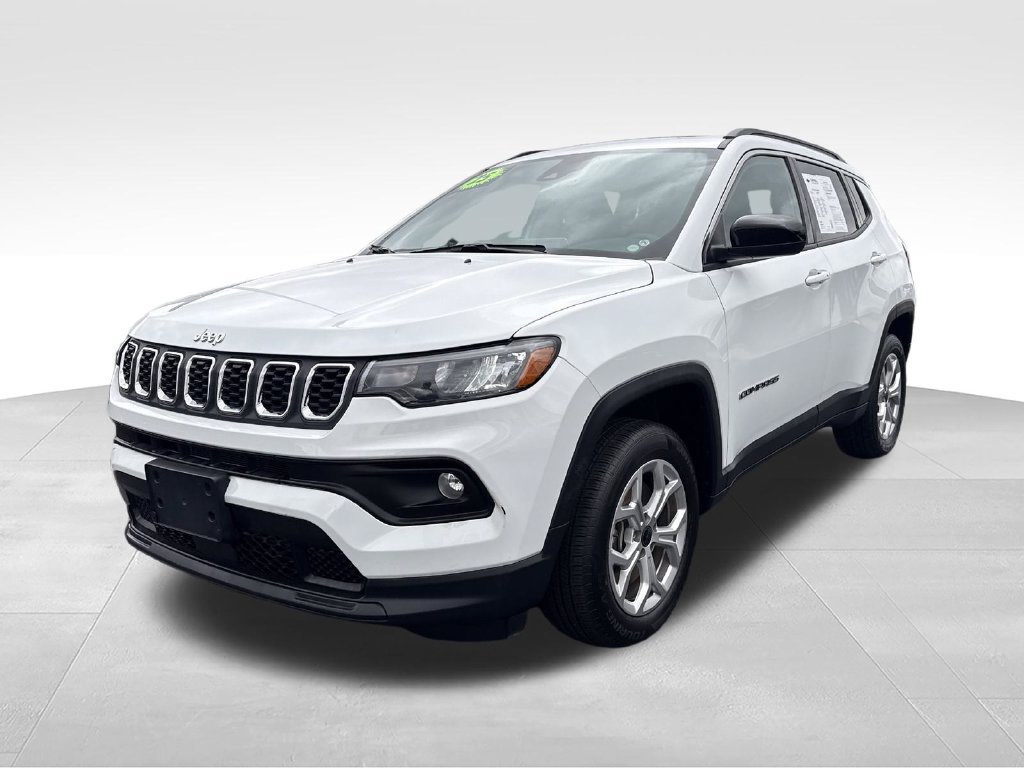 Used 2025 Jeep Compass Latitude w/ Sun & Sound Group AWD/4WD image 2