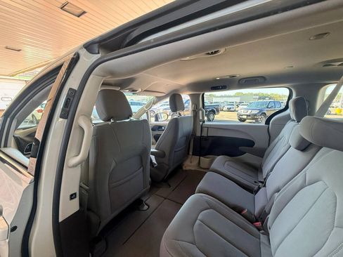 Used 2017 Chrysler Pacifica Touring FWD image 22