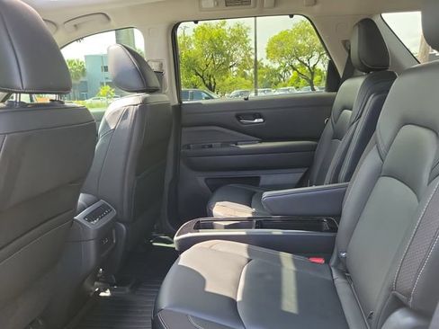 Used 2024 Nissan Pathfinder SL w/ SL Premium Package FWD image 11