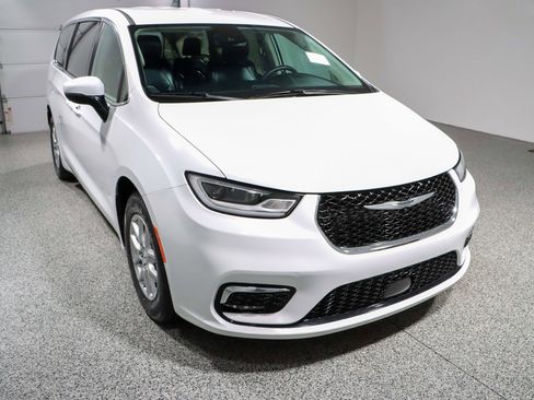 Used 2023 Chrysler Pacifica Touring-L FWD image 5