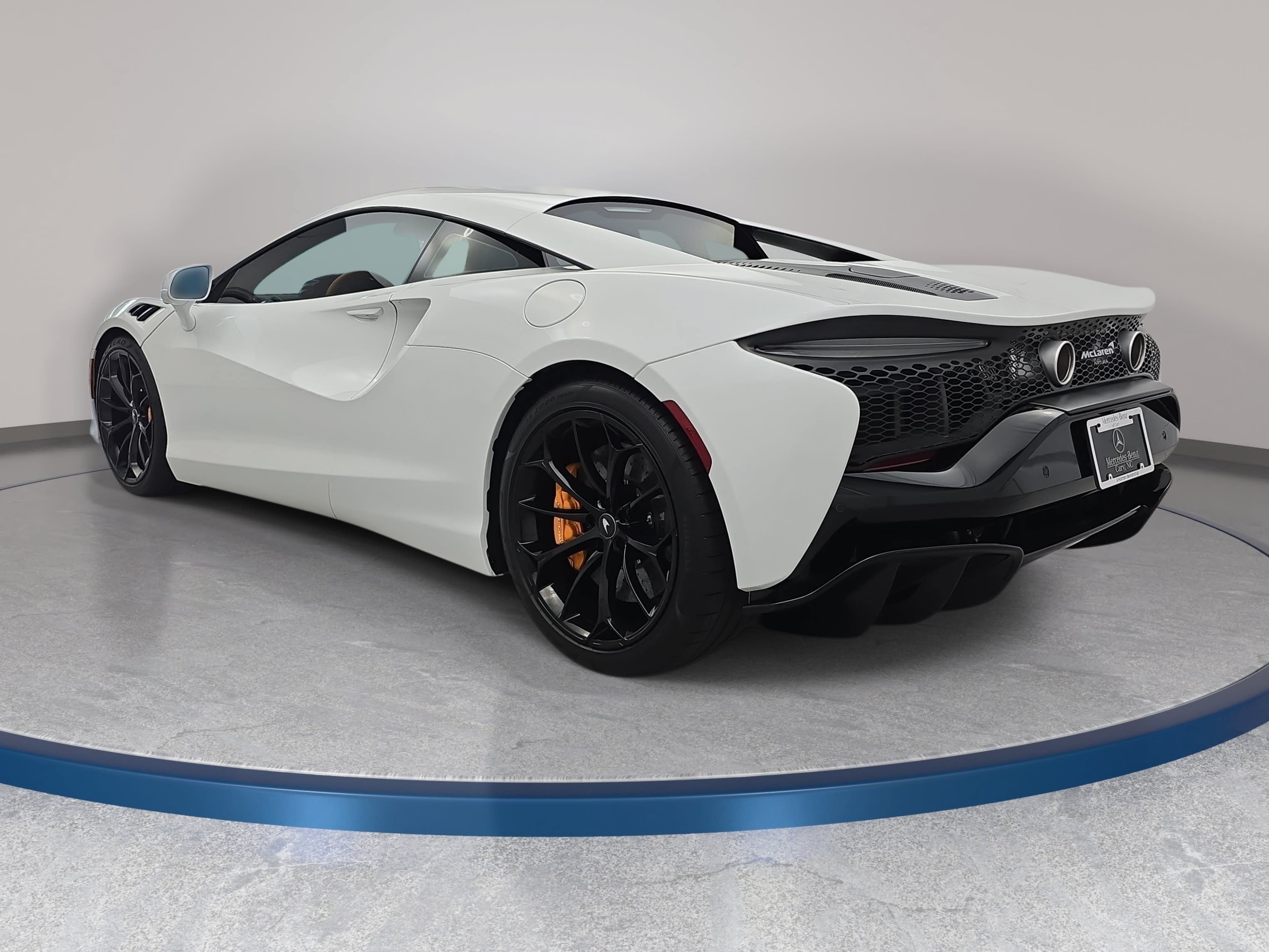 Used 2023 McLaren Artura RWD image 7