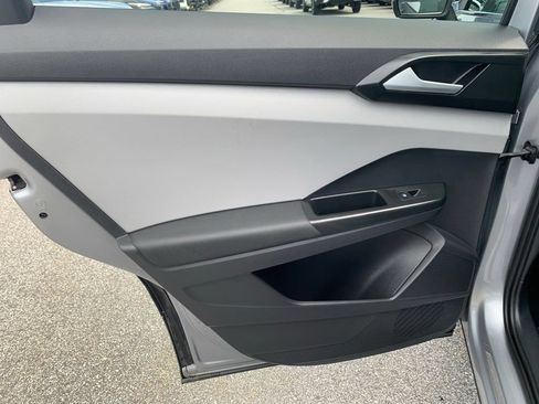 Used 2022 Volkswagen Taos SE w/ Panoramic Sunroof Package FWD image 19