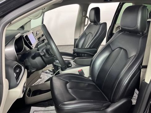 Used 2023 Chrysler Pacifica Touring-L FWD image 20