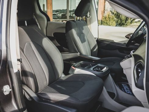 Used 2019 Chrysler Pacifica Touring Plus w/ Advanced Safetytec Group image 29