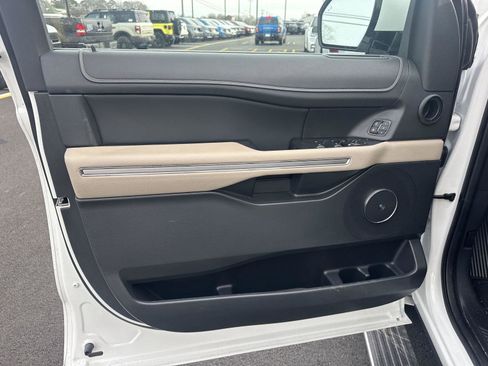 Used 2024 Ford Expedition Limited image 13