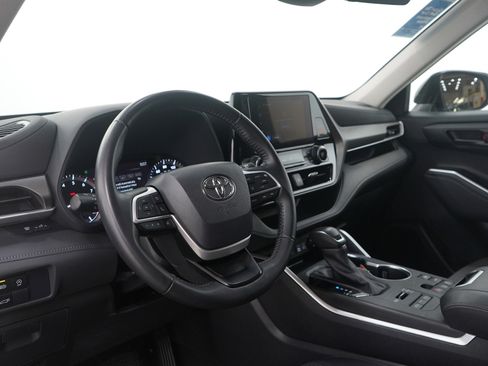 Used 2024 Toyota Highlander LE image 27