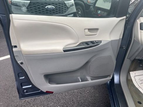 Used 2013 Toyota Sienna L image 4