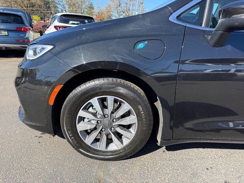 Used 2023 Chrysler Pacifica Touring-L image 12