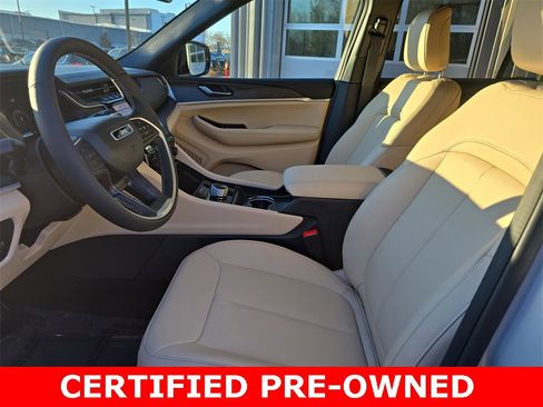 Used 2025 Jeep Grand Cherokee Limited w/ Black Appearance Package image 15