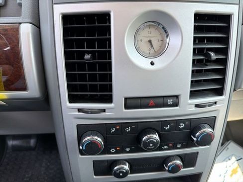 Used 2010 Chrysler Town & Country Touring FWD image 20