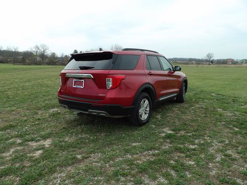 Used 2021 Ford Explorer XLT w/ Equipment Group 202A image 6