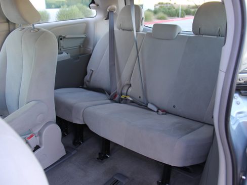 Used 2014 Toyota Sienna L image 18