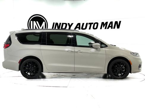 Used 2021 Chrysler Pacifica Limited w/ S Appearance Package AWD/4WD image 3