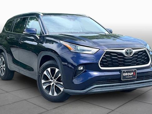 Used 2021 Toyota Highlander XLE AWD/4WD image 3