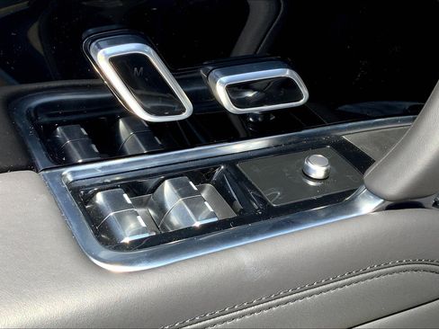 New 2025 Land Rover Range Rover Long Wheelbase SE image 22