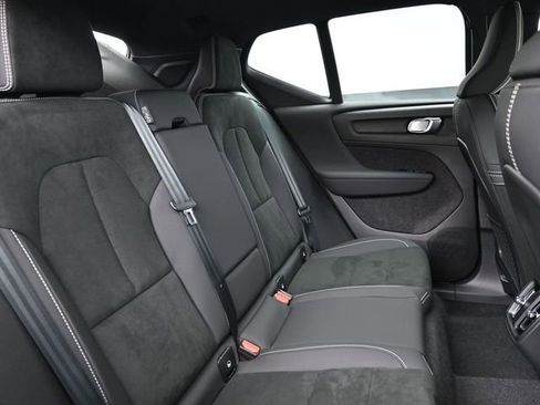 Used 2024 Volvo XC40 B5 Plus image 32