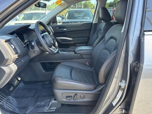 Used 2025 Nissan Pathfinder Platinum w/ Cargo Package FWD image 16