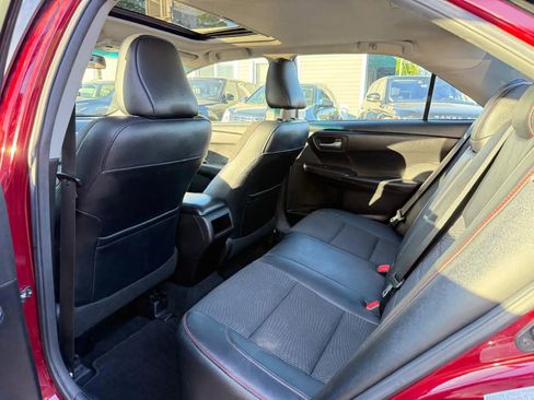 Used 2016 Toyota Camry SE w/ Moonroof Package FWD image 10