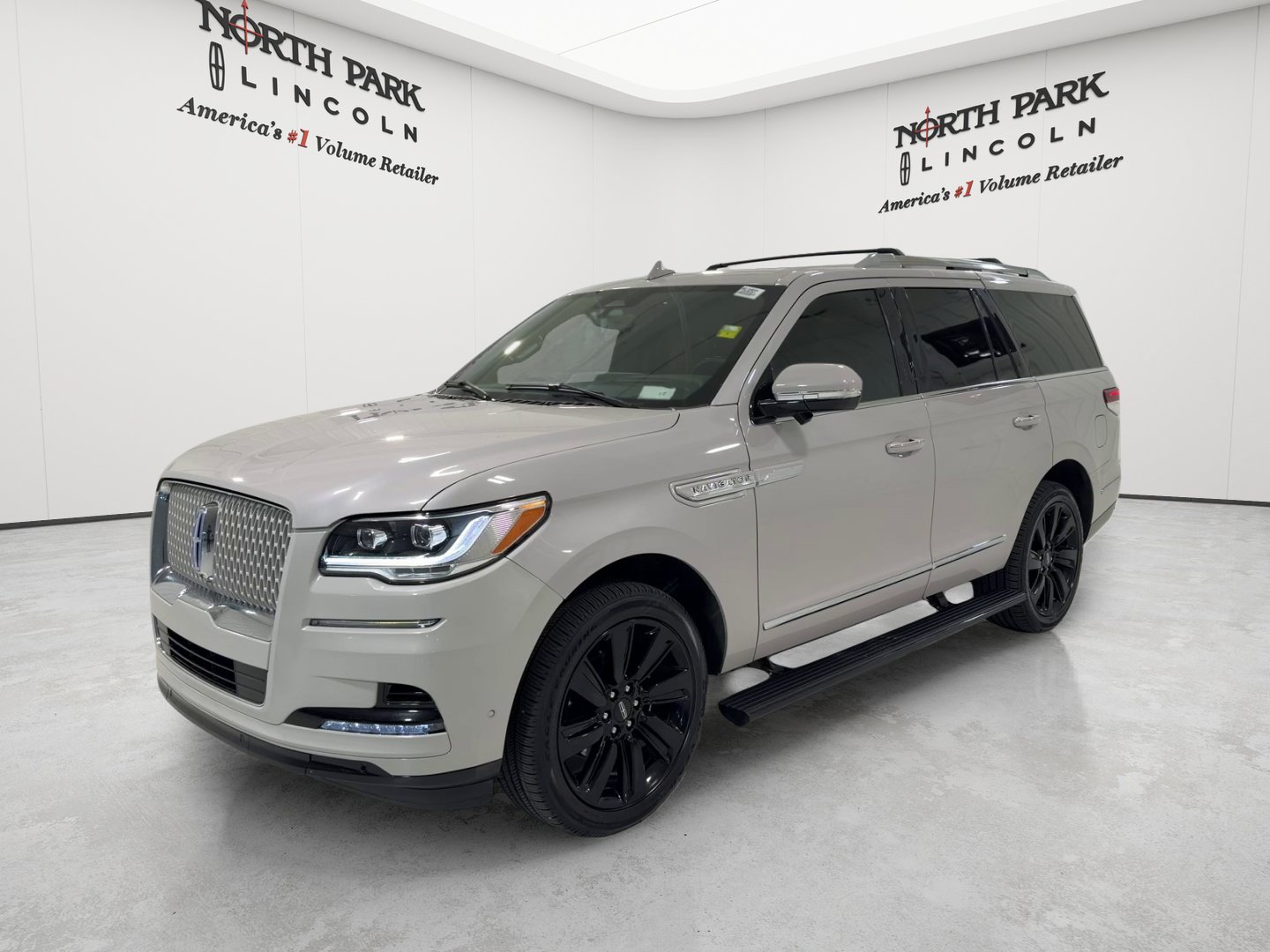 Used 2023 Lincoln Navigator Reserve AWD/4WD image 1
