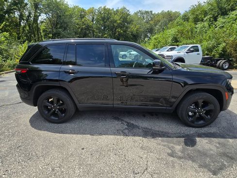 Used 2024 Jeep Grand Cherokee Limited w/ Black Appearance Package AWD/4WD image 9