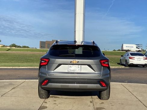 Used 2025 Chevrolet Trax LT w/ LT Convenience Package FWD image 13