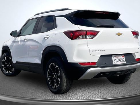 Used 2022 Chevrolet TrailBlazer LT w/ Confidence II Package FWD image 2