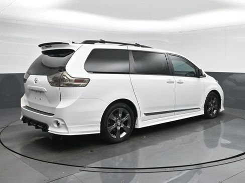 Used 2016 Toyota Sienna SE Premium w/ Protection Package FWD image 7