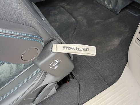 Used 2021 Chrysler Pacifica Touring-L w/ Uconnect Theater Family Group AWD/4WD image 15