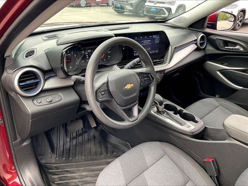 Used 2024 Chevrolet Trax LS w/ LS Convenience Package FWD image 8