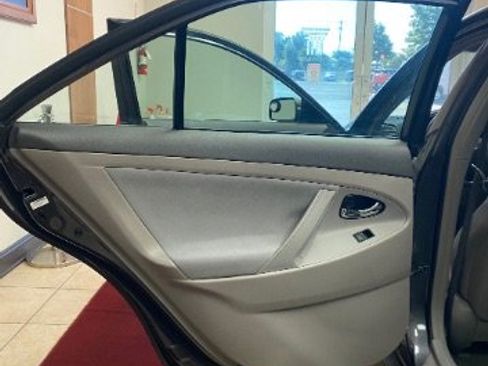 Used 2009 Toyota Camry LE FWD image 9