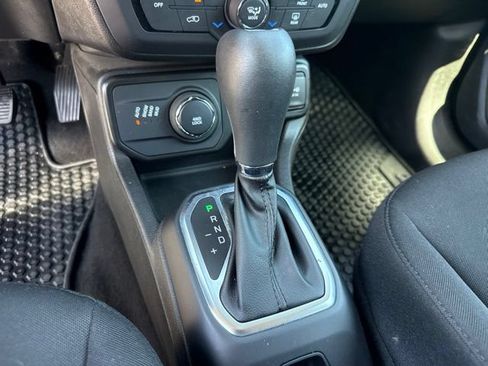 Used 2023 Jeep Renegade Latitude AWD/4WD image 10