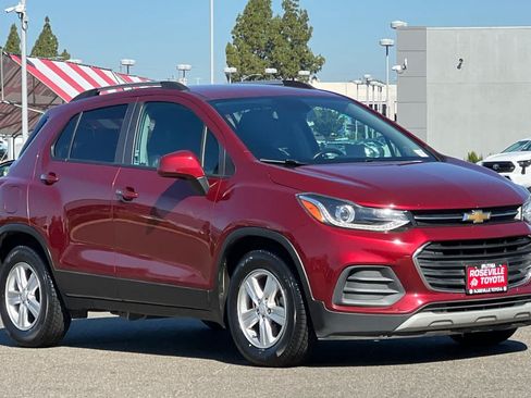Used 2022 Chevrolet Trax LT w/ LT Convenience Package FWD image 5