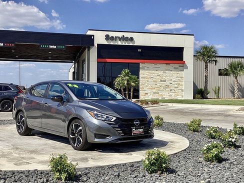 Used 2024 Nissan Versa SR image 3