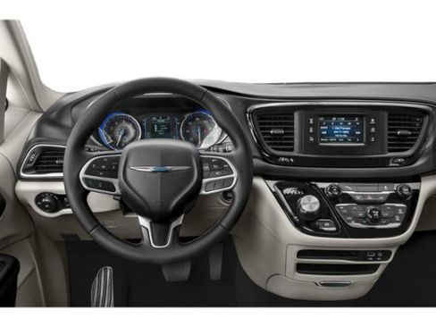 Used 2019 Chrysler Pacifica Touring-L Plus FWD image 10