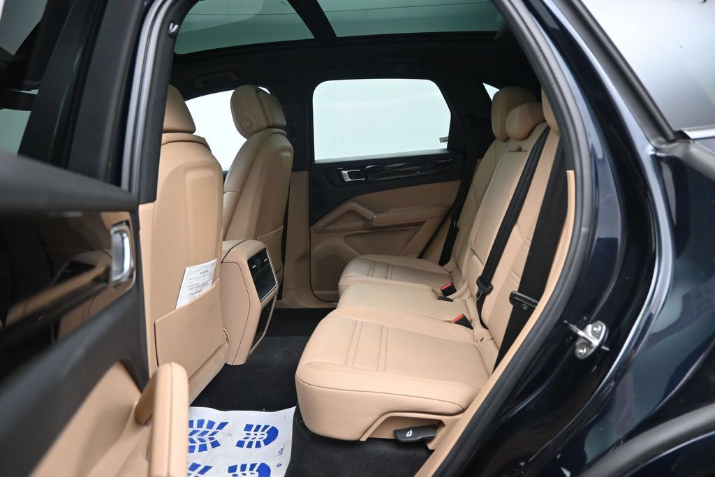 Used 2023 Porsche Cayenne AWD/4WD image 25