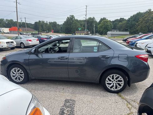 Used 2017 Toyota Corolla LE FWD image 4