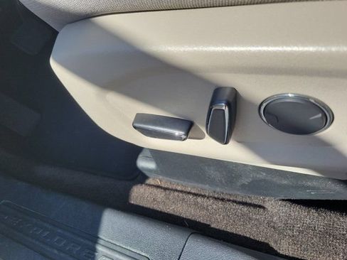 Certified 2018 Ford Explorer XLT FWD image 23
