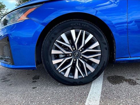 Used 2025 Nissan Altima 2.5 SV FWD image 2
